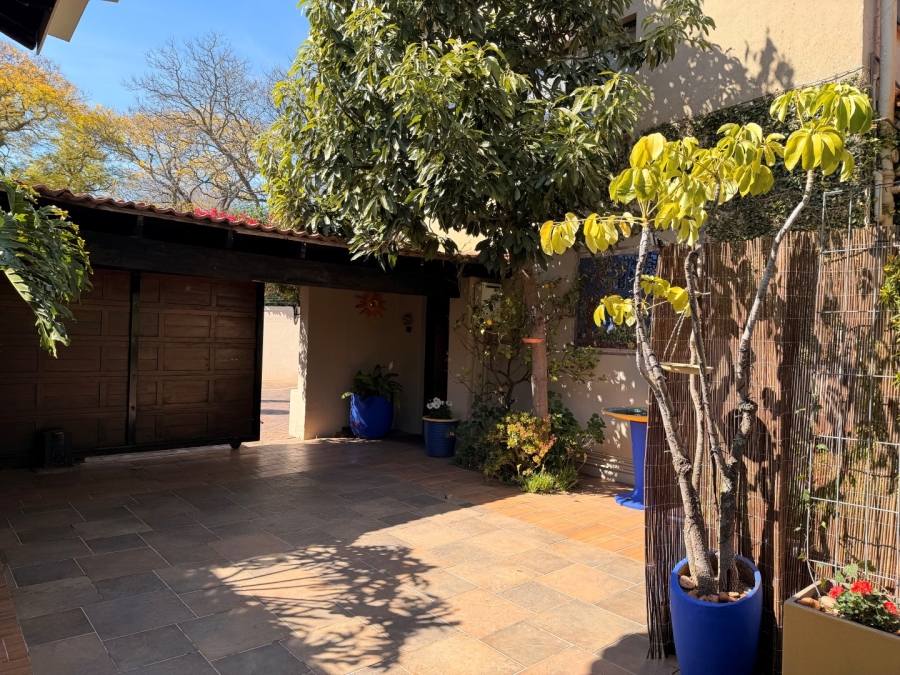 To Let 2 Bedroom Property for Rent in Saxonwold Gauteng