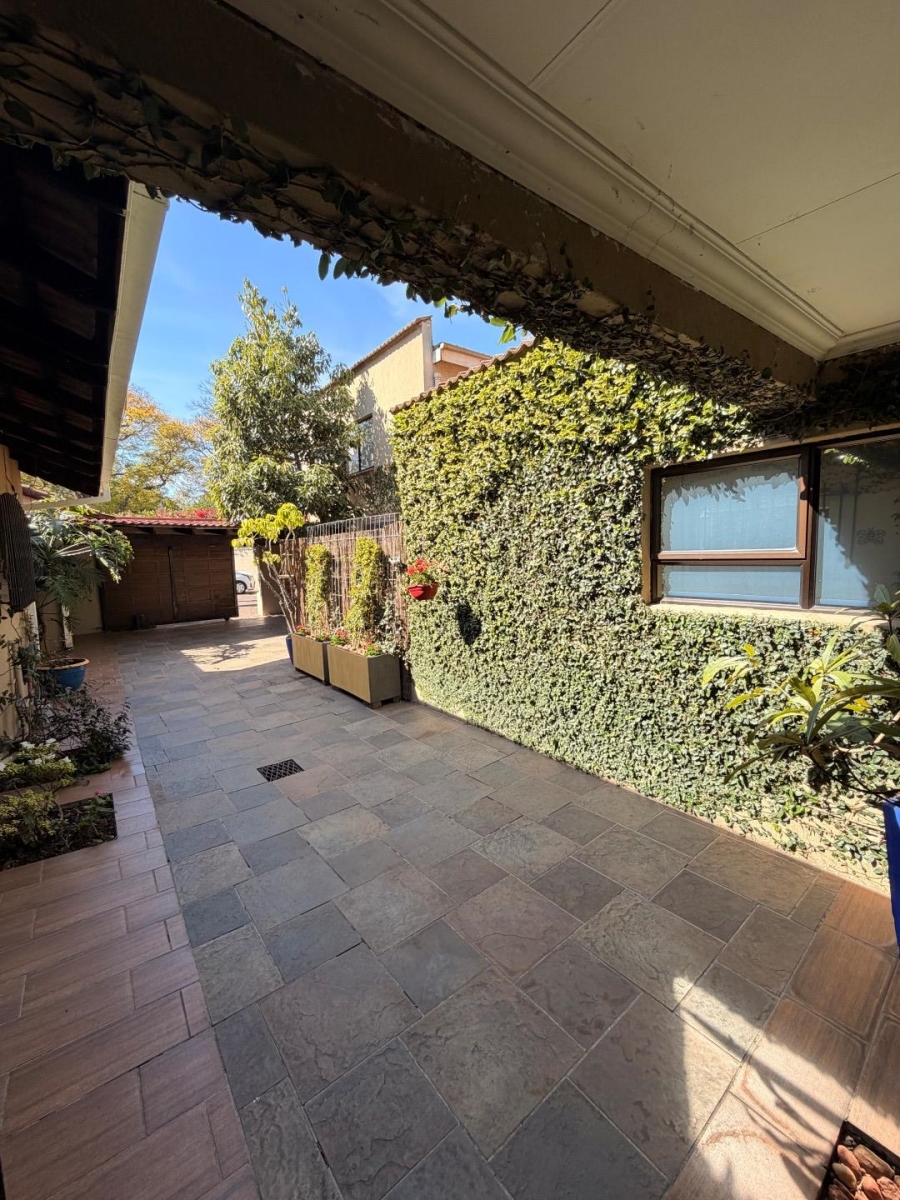 To Let 2 Bedroom Property for Rent in Saxonwold Gauteng
