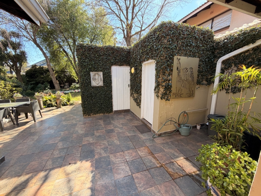 To Let 2 Bedroom Property for Rent in Saxonwold Gauteng