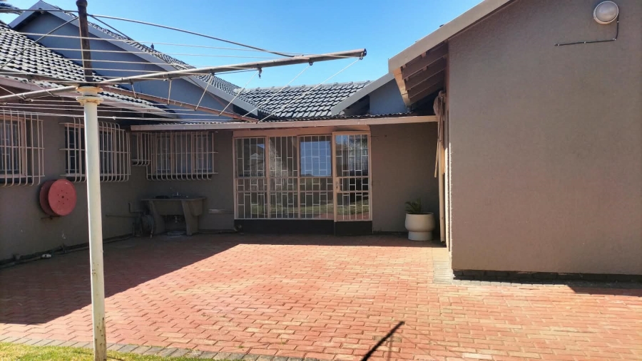 3 Bedroom Property for Sale in Helikonpark Gauteng