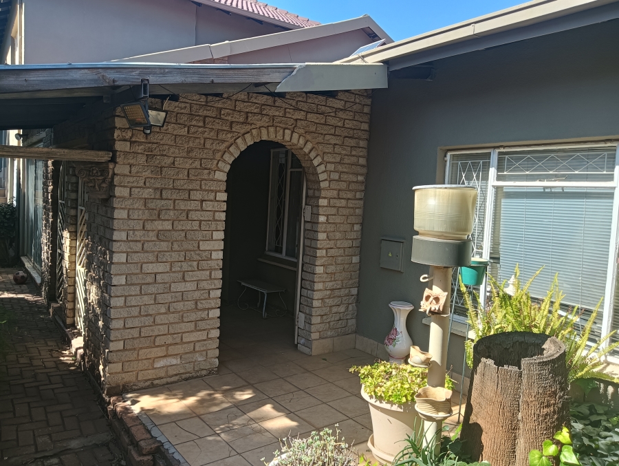 5 Bedroom Property for Sale in Wilro Park Gauteng