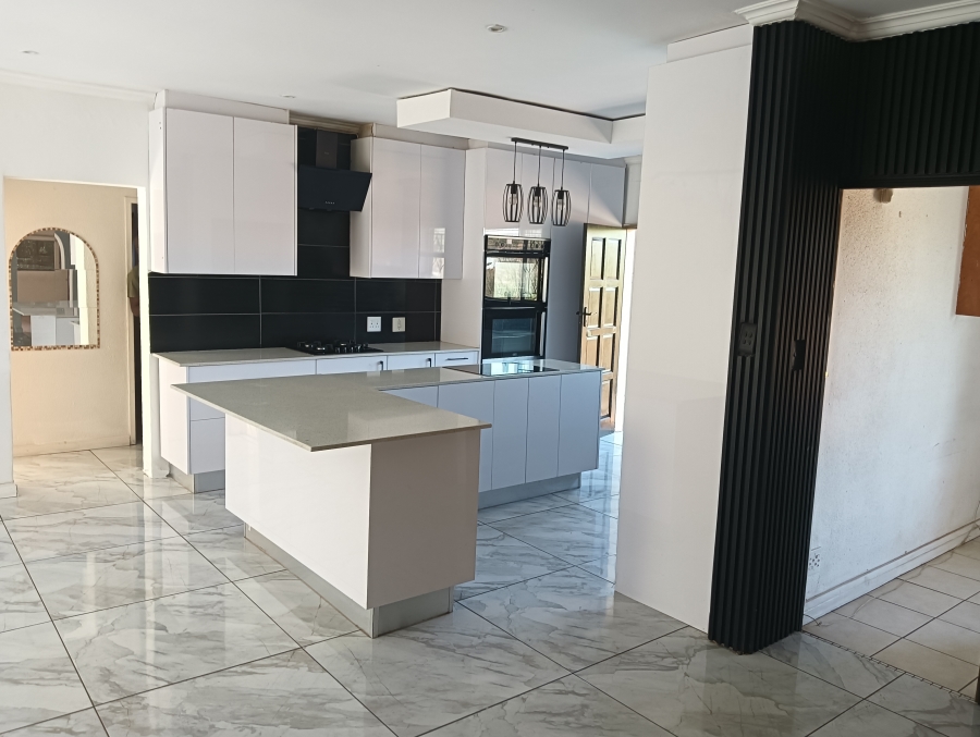 5 Bedroom Property for Sale in Wilro Park Gauteng