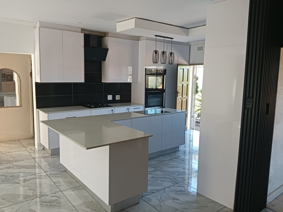 5 Bedroom Property for Sale in Wilro Park Gauteng