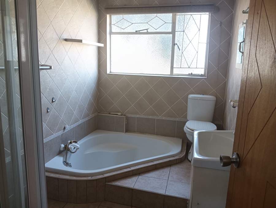 5 Bedroom Property for Sale in Wilro Park Gauteng