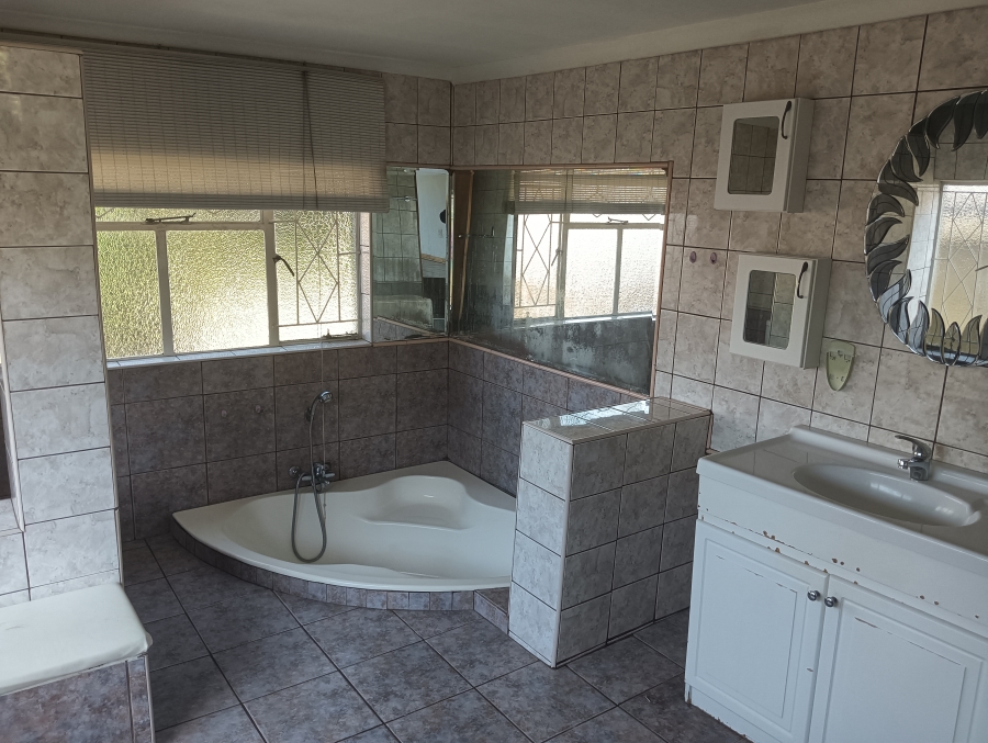 5 Bedroom Property for Sale in Wilro Park Gauteng