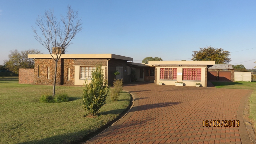 5 Bedroom Property for Sale in Theoville Gauteng