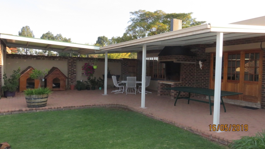 5 Bedroom Property for Sale in Theoville Gauteng