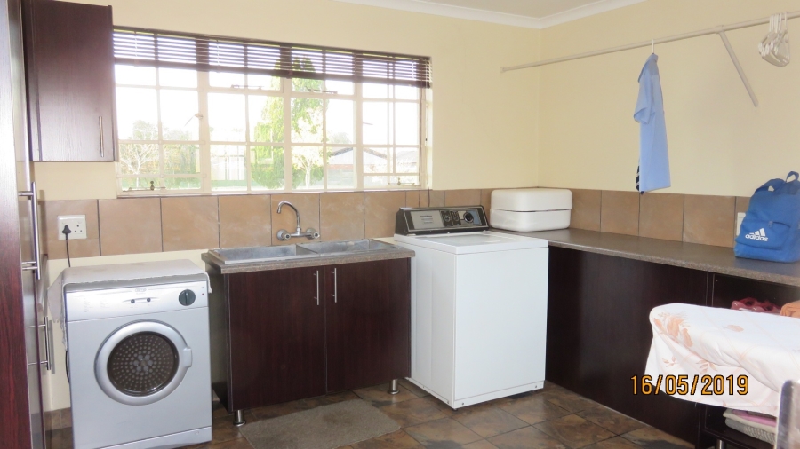 5 Bedroom Property for Sale in Theoville Gauteng
