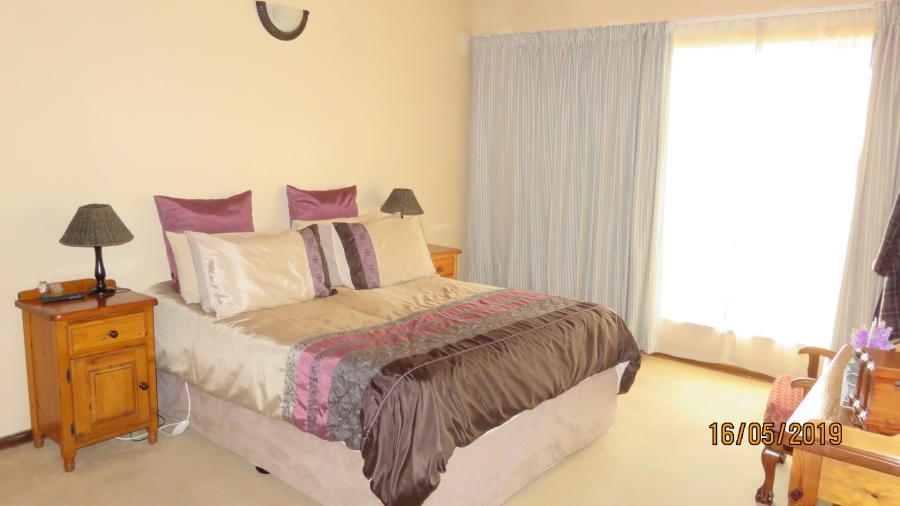 5 Bedroom Property for Sale in Theoville Gauteng