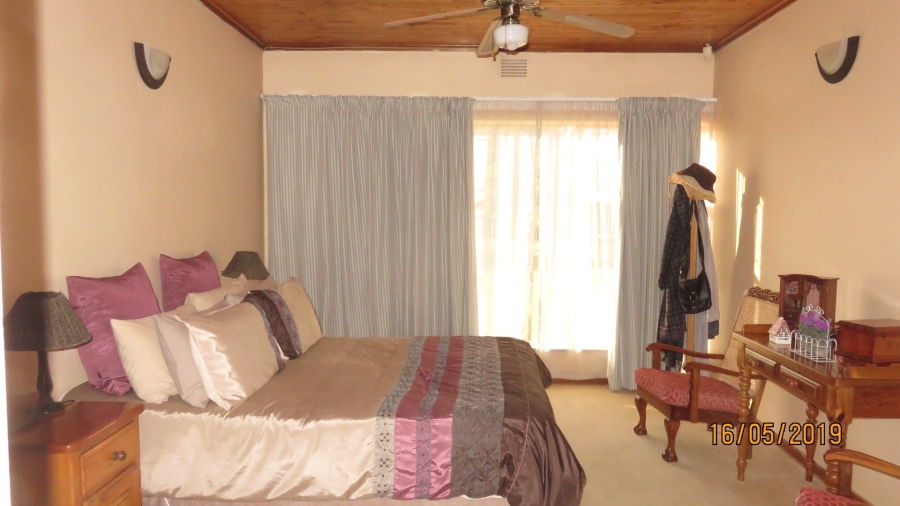 5 Bedroom Property for Sale in Theoville Gauteng
