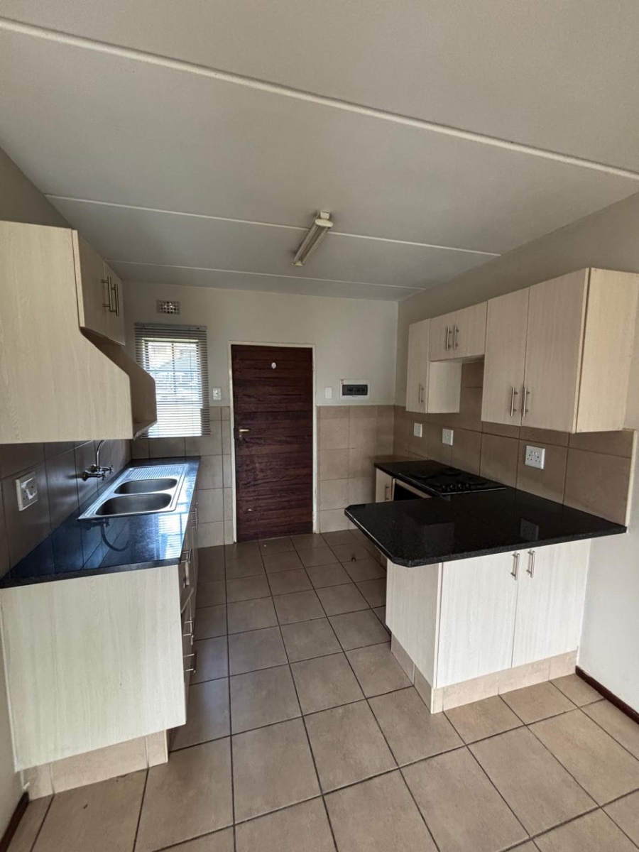 To Let 2 Bedroom Property for Rent in Noordwyk Gauteng