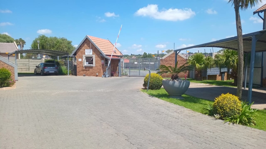 2 Bedroom Property for Sale in Glen Marais Gauteng