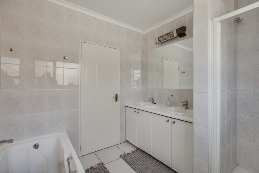 4 Bedroom Property for Sale in Beverley Gauteng