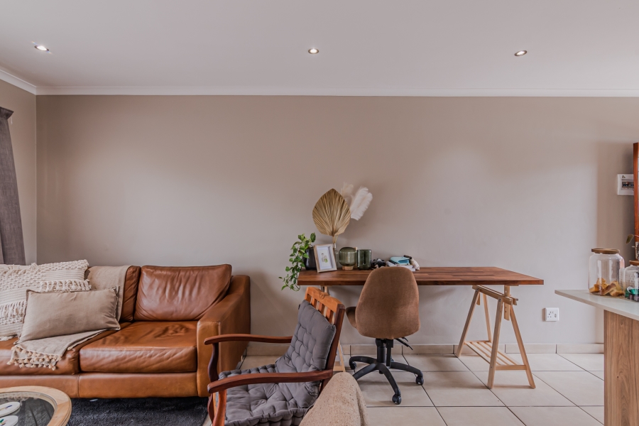 1 Bedroom Property for Sale in Die Hoewes Gauteng