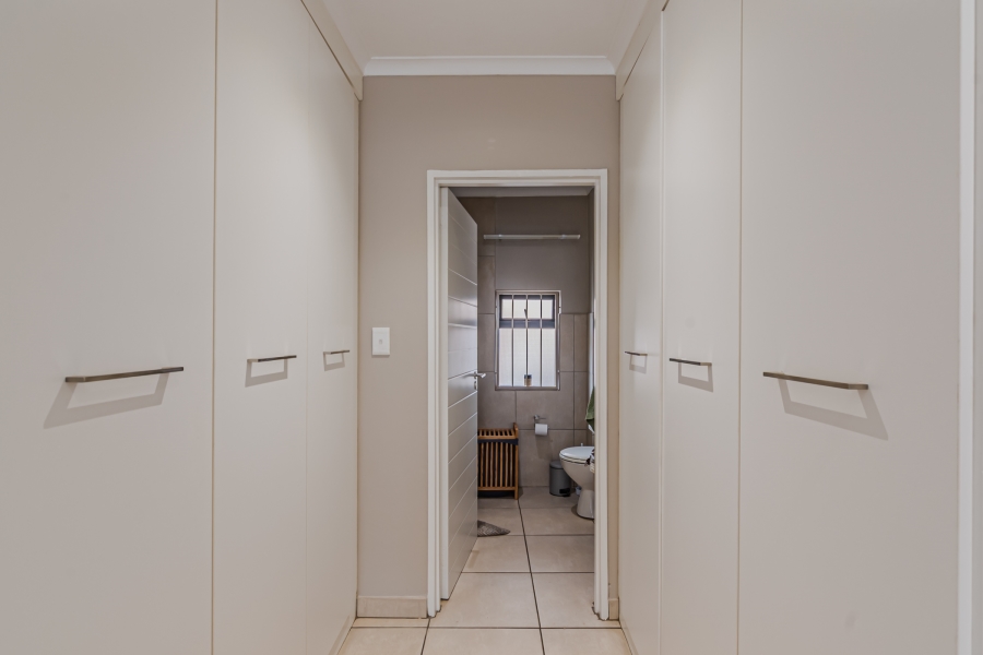 1 Bedroom Property for Sale in Die Hoewes Gauteng