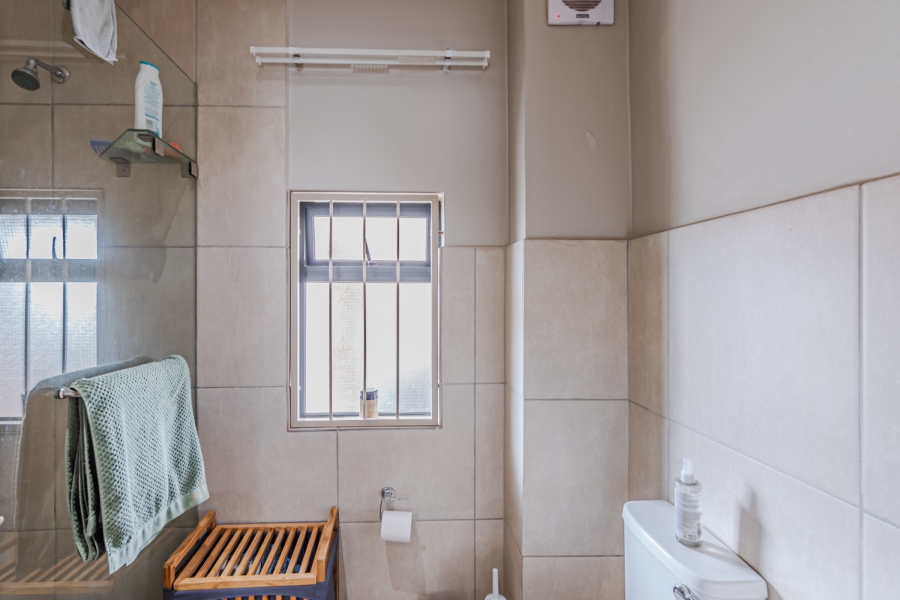 1 Bedroom Property for Sale in Die Hoewes Gauteng
