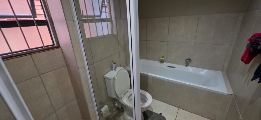 2 Bedroom Property for Sale in Die Hoewes Gauteng