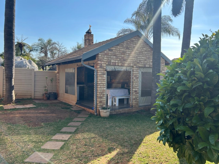 3 Bedroom Property for Sale in Rooihuiskraal North Gauteng