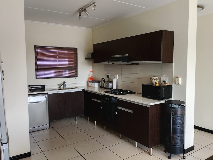 To Let 2 Bedroom Property for Rent in Fourways Gauteng