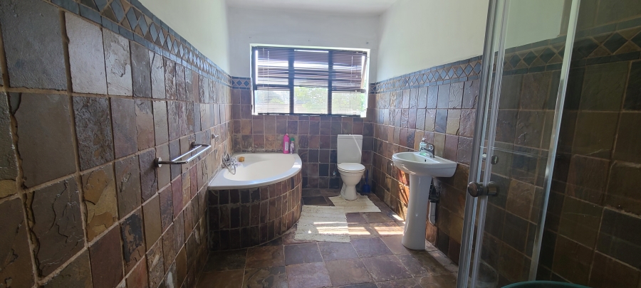 5 Bedroom Property for Sale in Glen Austin Gauteng