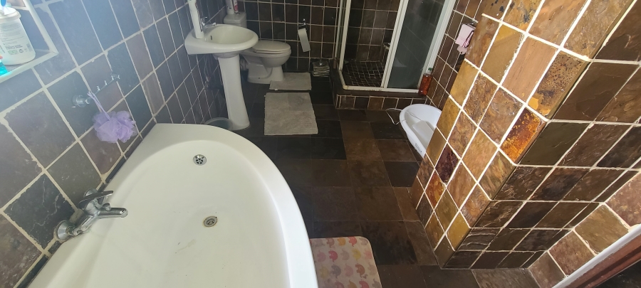 5 Bedroom Property for Sale in Glen Austin Gauteng