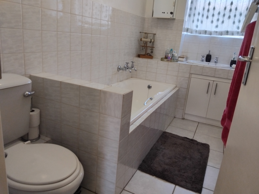 To Let 3 Bedroom Property for Rent in Fairland Gauteng