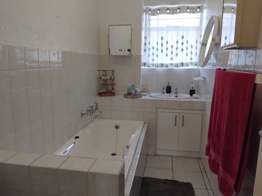 To Let 3 Bedroom Property for Rent in Fairland Gauteng