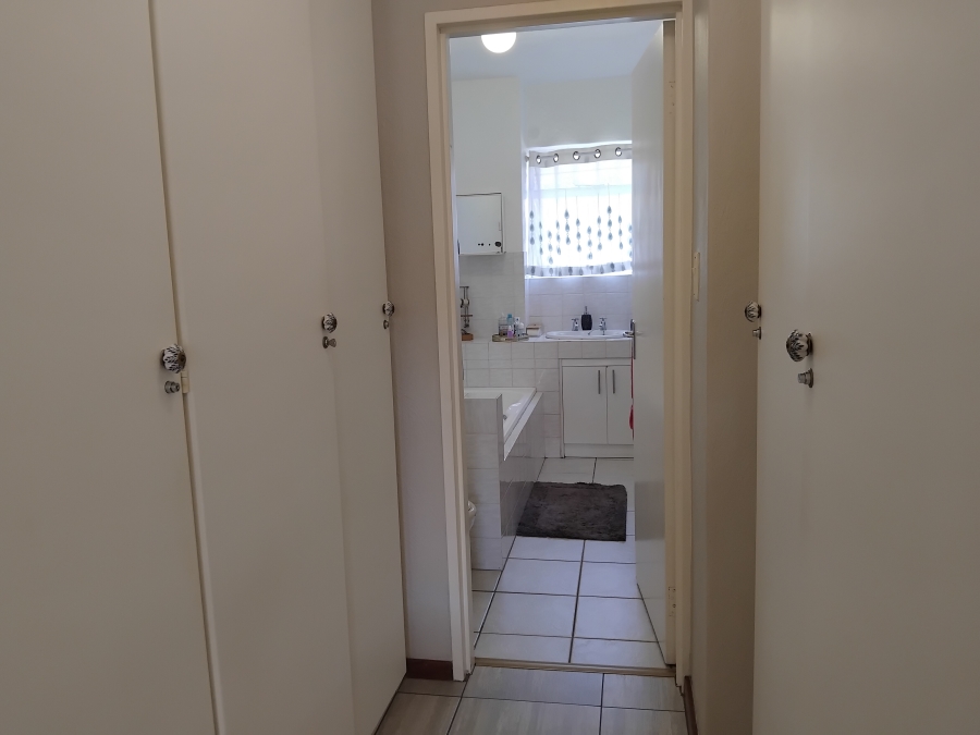 To Let 3 Bedroom Property for Rent in Fairland Gauteng