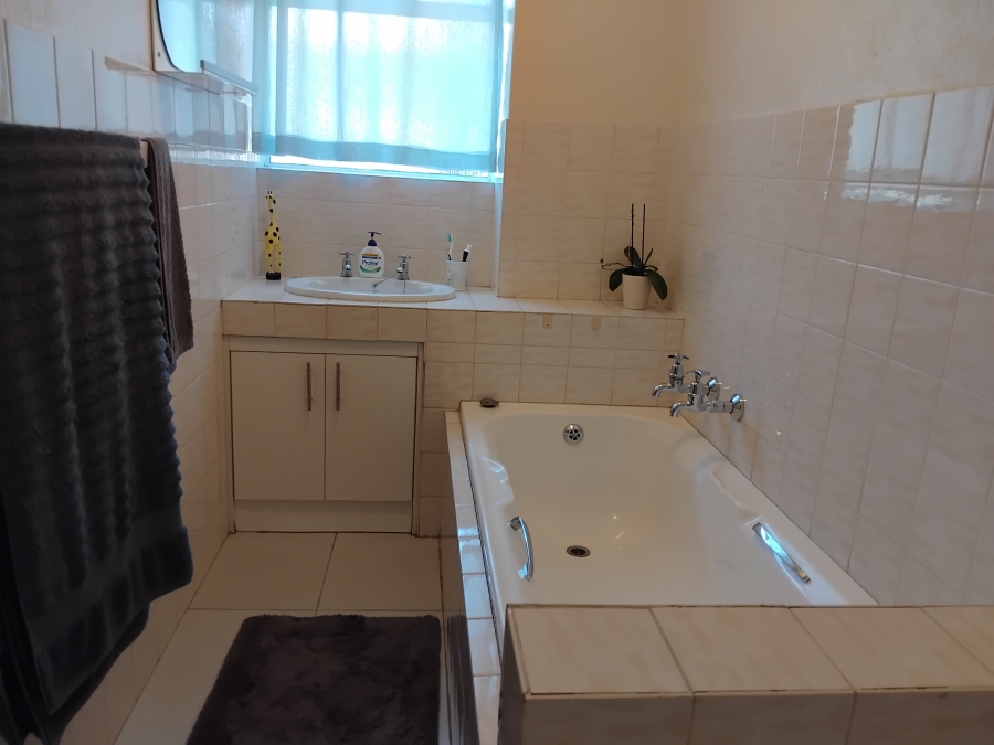 To Let 3 Bedroom Property for Rent in Fairland Gauteng