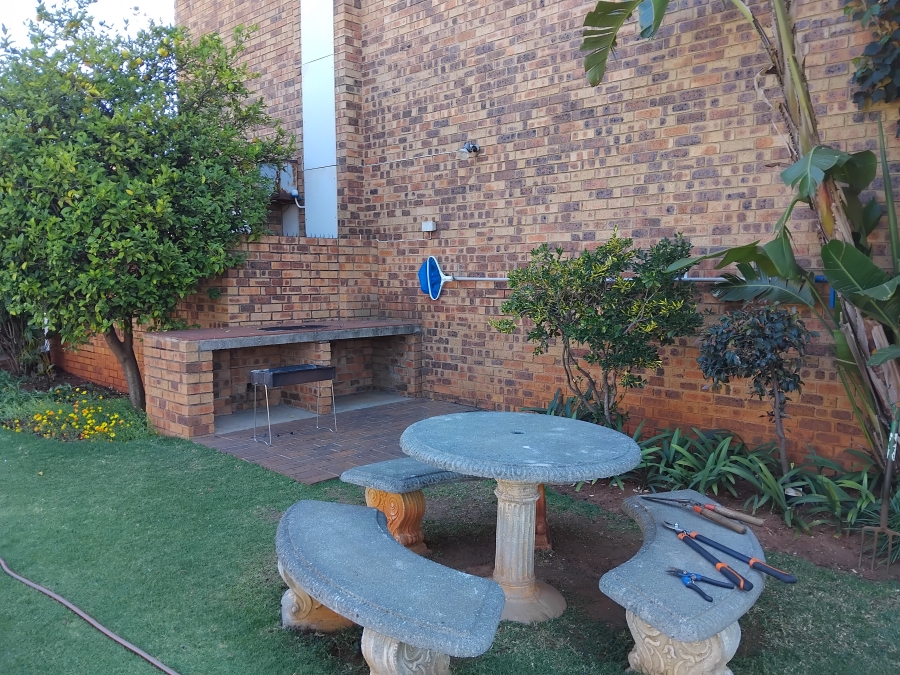 To Let 3 Bedroom Property for Rent in Fairland Gauteng