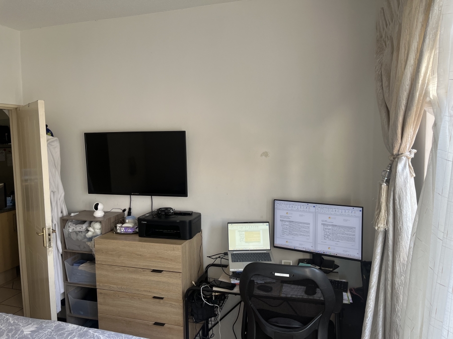 To Let 1 Bedroom Property for Rent in Douglasdale Gauteng