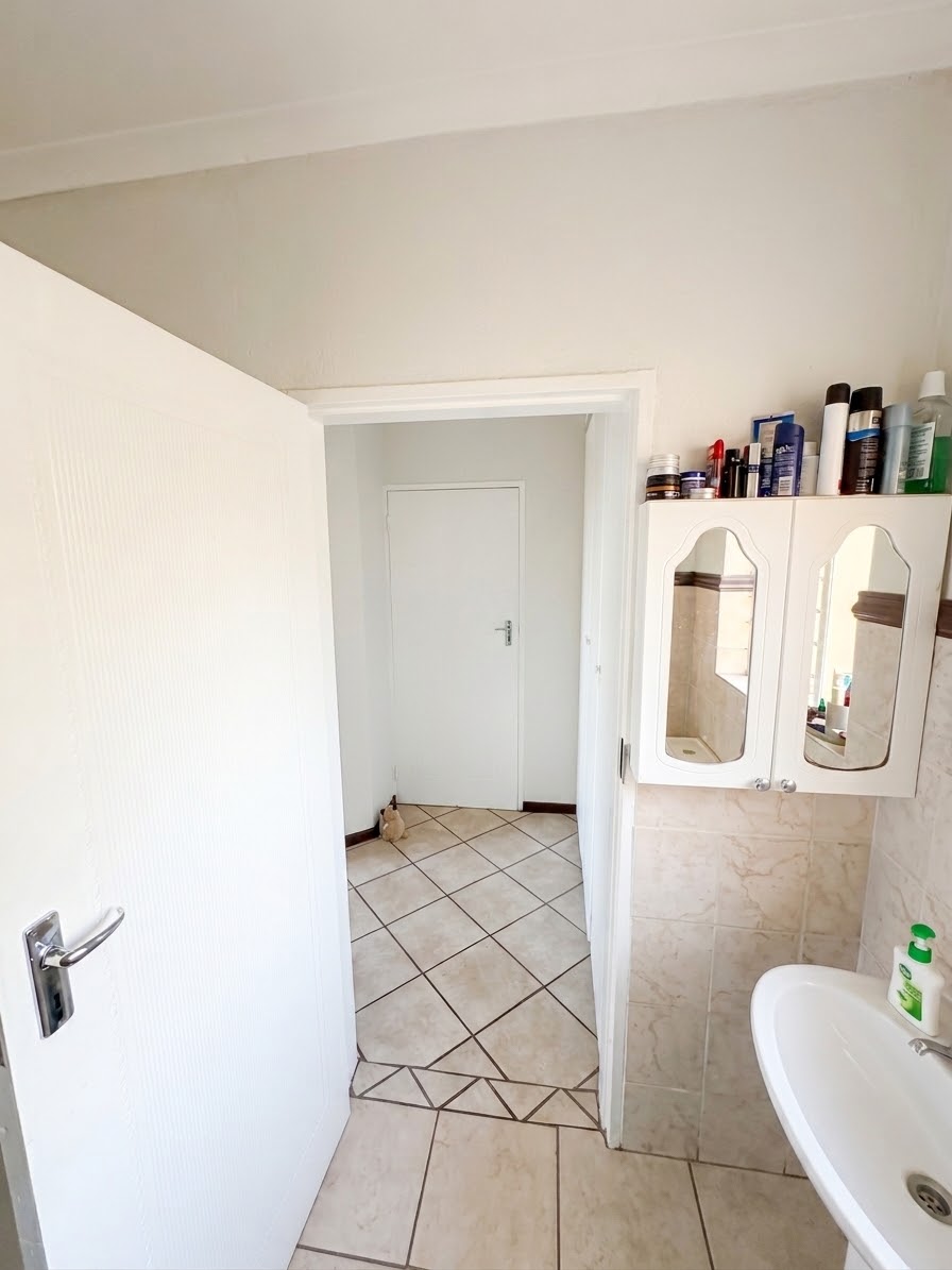 To Let 1 Bedroom Property for Rent in La Montagne Gauteng