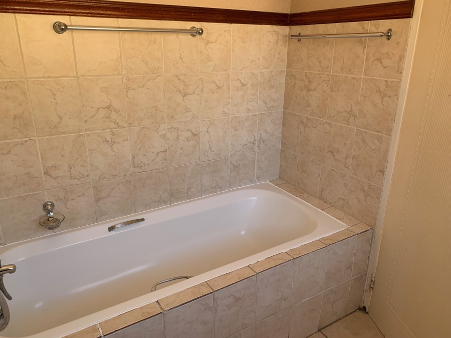 To Let 1 Bedroom Property for Rent in La Montagne Gauteng