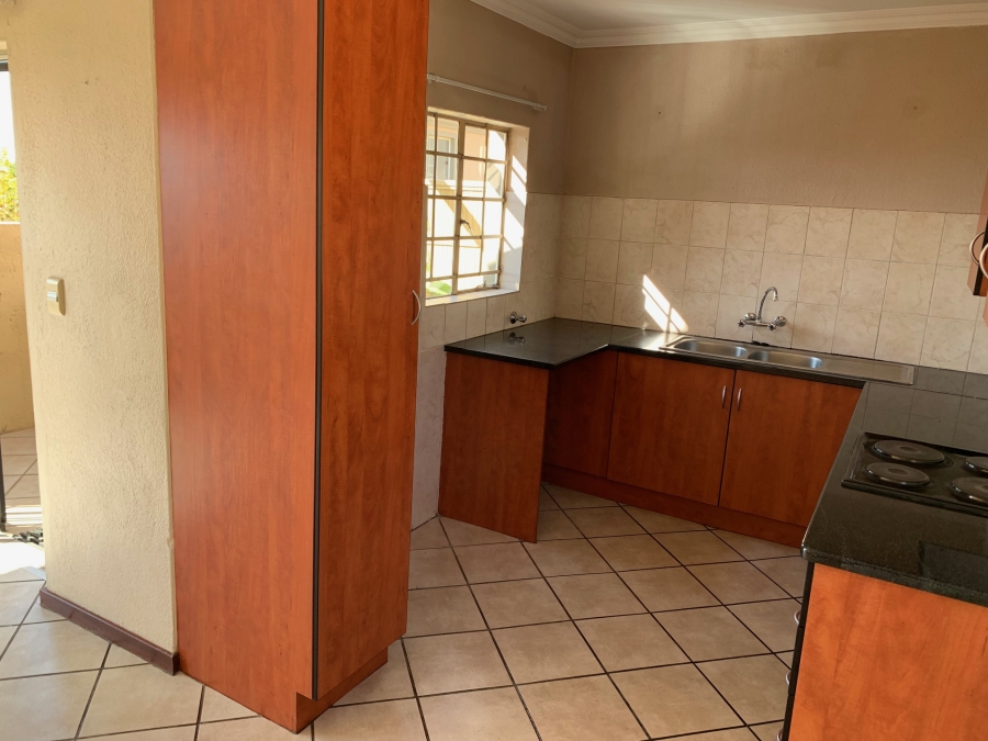 To Let 1 Bedroom Property for Rent in La Montagne Gauteng