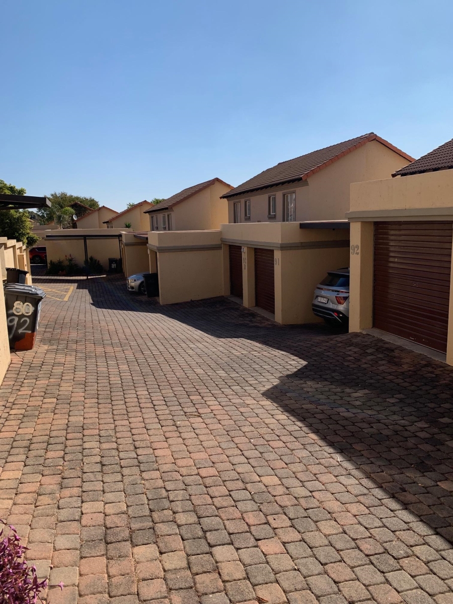 To Let 1 Bedroom Property for Rent in La Montagne Gauteng