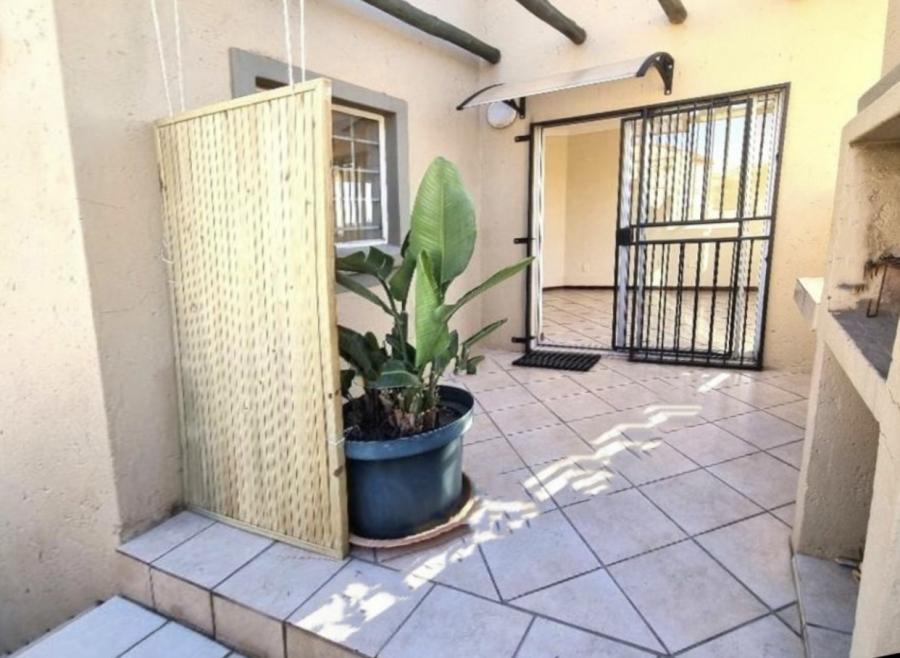 To Let 1 Bedroom Property for Rent in La Montagne Gauteng