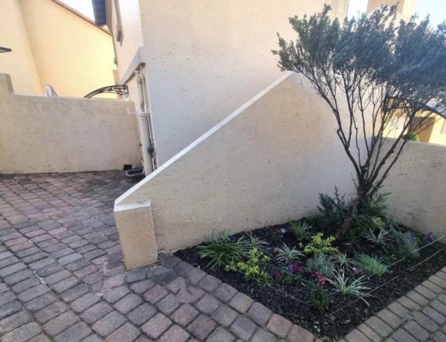 To Let 1 Bedroom Property for Rent in La Montagne Gauteng