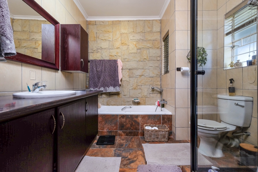 4 Bedroom Property for Sale in Roodekrans Gauteng