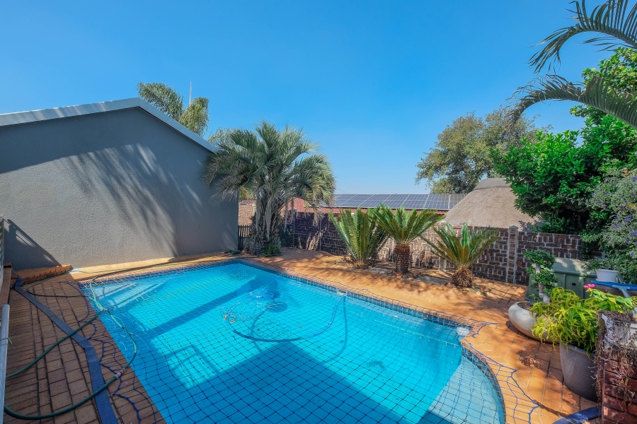 4 Bedroom Property for Sale in Roodekrans Gauteng