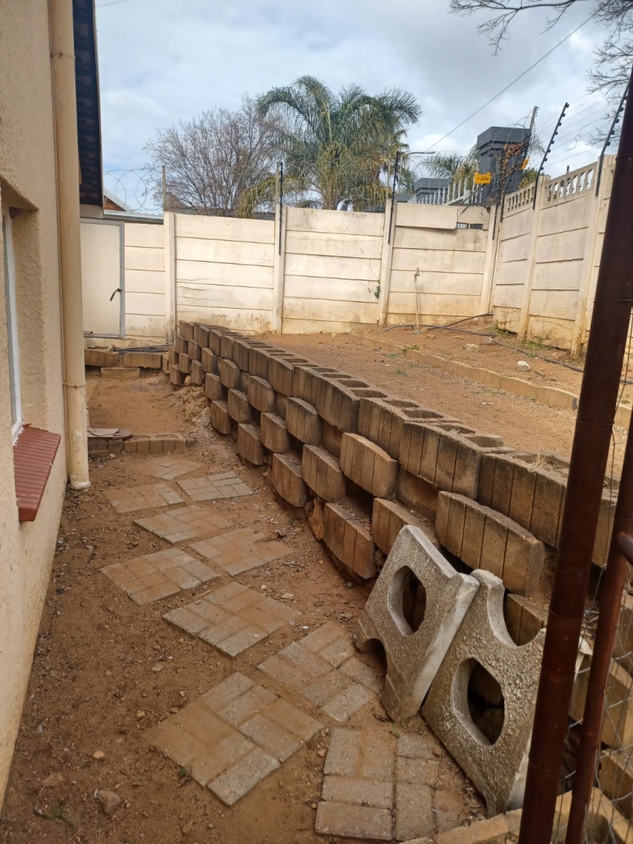 To Let 1 Bedroom Property for Rent in Breaunanda Gauteng
