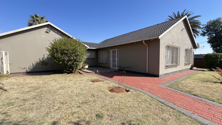 3 Bedroom Property for Sale in Helikonpark Gauteng