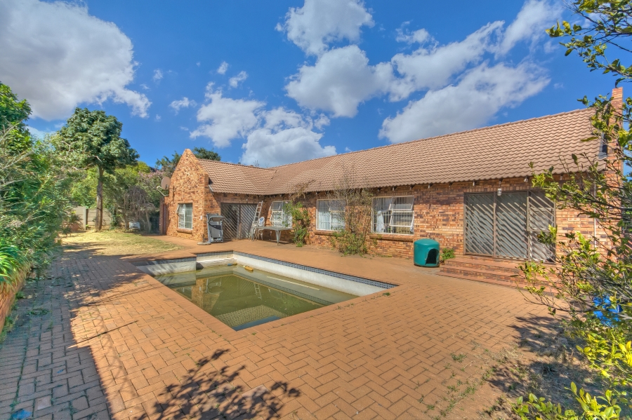 7 Bedroom Property for Sale in Mulbarton Gauteng