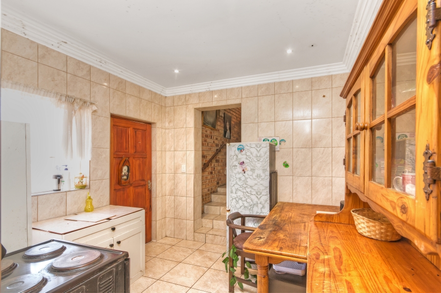 7 Bedroom Property for Sale in Mulbarton Gauteng