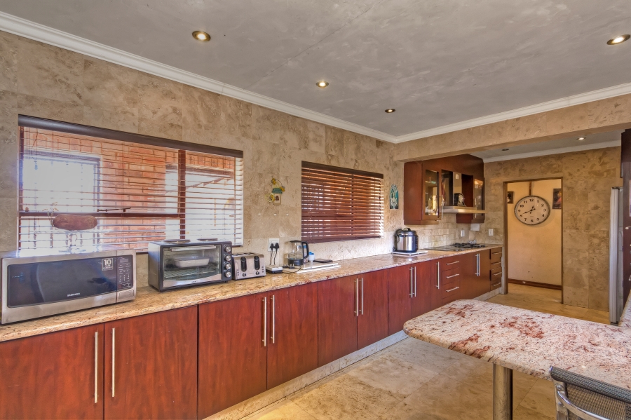 7 Bedroom Property for Sale in Mulbarton Gauteng
