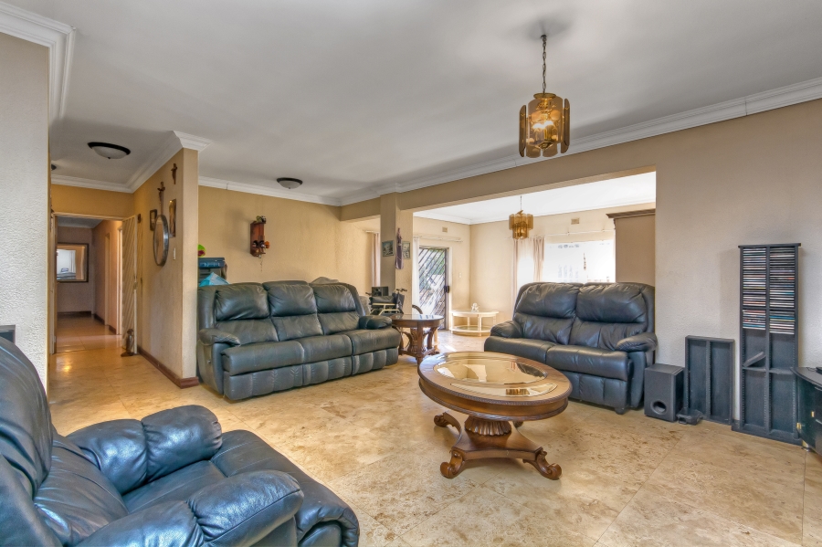7 Bedroom Property for Sale in Mulbarton Gauteng