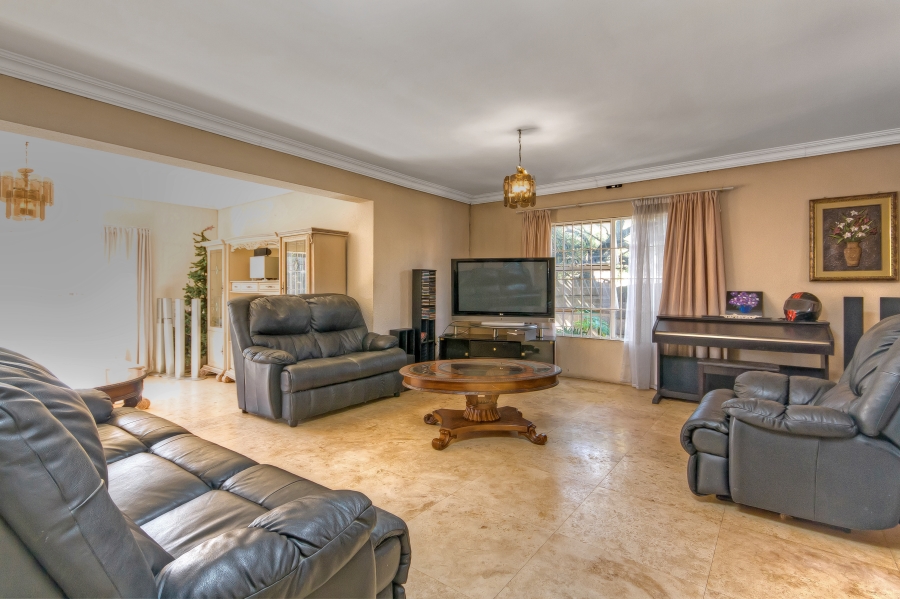 7 Bedroom Property for Sale in Mulbarton Gauteng