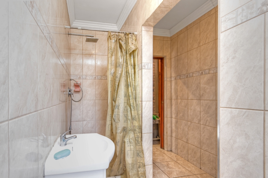 7 Bedroom Property for Sale in Mulbarton Gauteng
