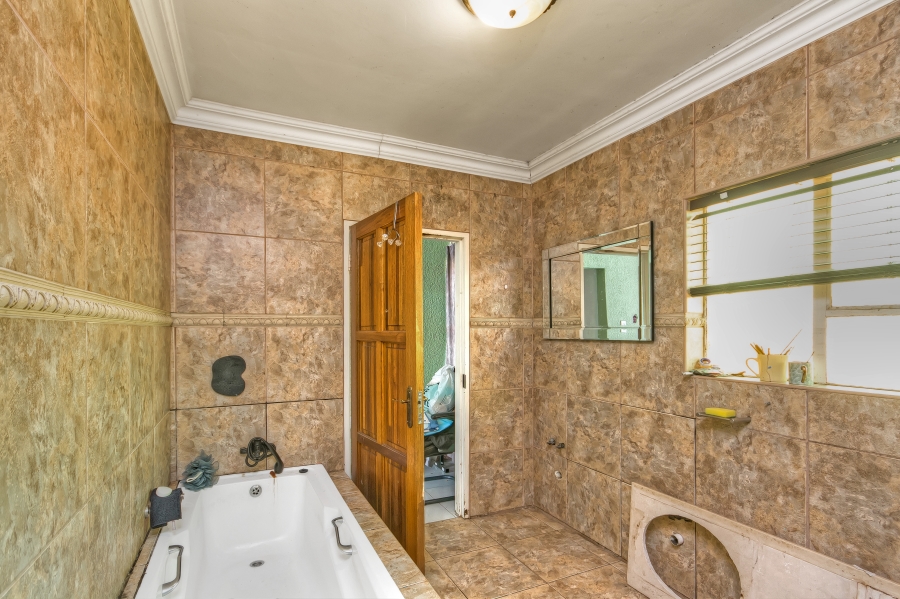 7 Bedroom Property for Sale in Mulbarton Gauteng