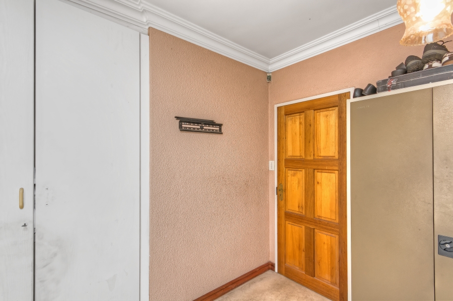 7 Bedroom Property for Sale in Mulbarton Gauteng