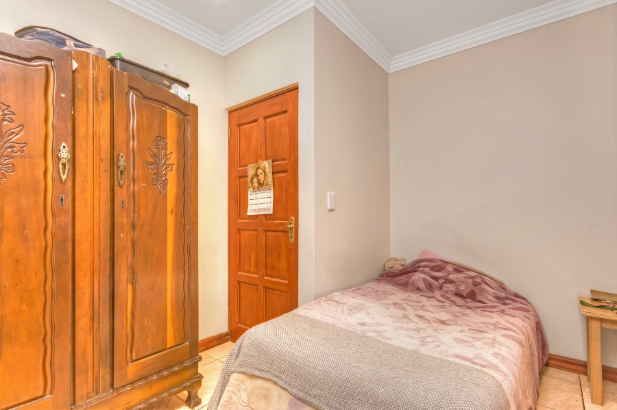 7 Bedroom Property for Sale in Mulbarton Gauteng